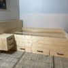 2 persoons bed met aan weerszijden 2 nachtkastjes.