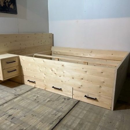 2 persoons bed met aan weerszijden 2 nachtkastjes.