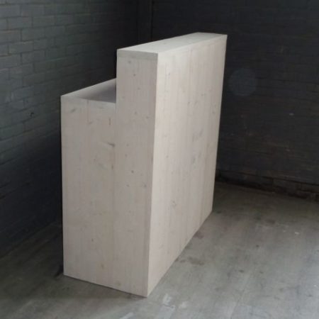 De toonbank is met whitewash behandeld en heeft 4 open vakken.