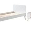 Deze BILLY-combinatie bestaat uit het witte BILLY-bed (90x200cm), het witte nachtkastje en de kommode. 