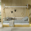 Deze TIPI combinatie bestaat uit het verhoogde TIPI bed (90 x 200 cm) met hekje en natuurkleurige bedlade. - Afbeelding 4