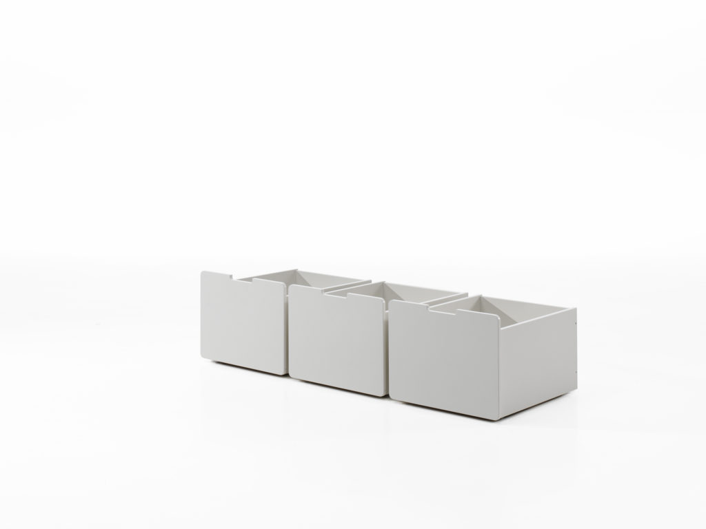 Deze PINO-combinatie bestaat uit een witte PINO halfhoogslaper met ladder, een PINO set van 3 laden en een PINO hangtablet - Afbeelding 3