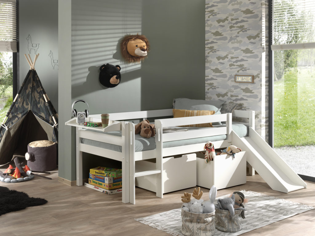 Deze PINO-combinatie bestaat uit een witte PINO halfhoogslaper met ladder en glijbaan, een PINO set van 2 laden en een PINO hangtablet - Afbeelding 6