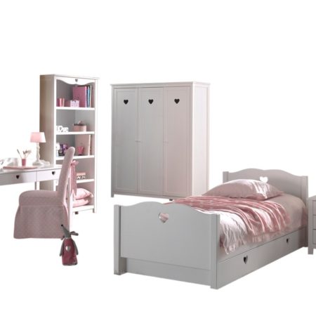 Deze Amori-combinatie bestaat uit een een bed, een nachtkastje, een 3 deurs kledingkast, een bureau, een boekenkast en een rolbed