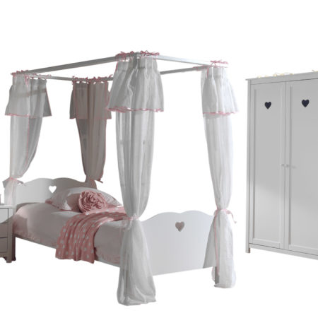 Deze Amori-combinatie bestaat uit een een hemelbed , een lattenbodem kader, een nachtkastje , een 2 deurs kledingkast en bedtextiel