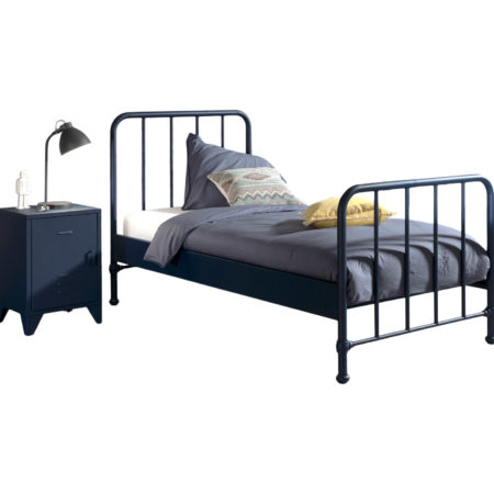 Deze BRONXX-combinatie bestaat uit het blauwe bed (90x200cm) en het bijhorende blauwe nachtkastje.