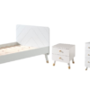 Deze BILLY-combinatie bestaat uit het witte BILLY-bed (90x200cm), het witte nachtkastje, de 2-deurs kleerkast en de commode.