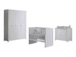 Praktisch babybed met commode, verzorgingstafel, en kledingkast met drie deuren