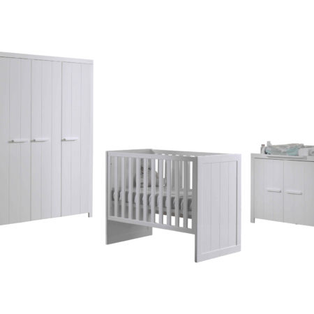 Praktisch babybed met commode, verzorgingstafel, en kledingkast met drie deuren