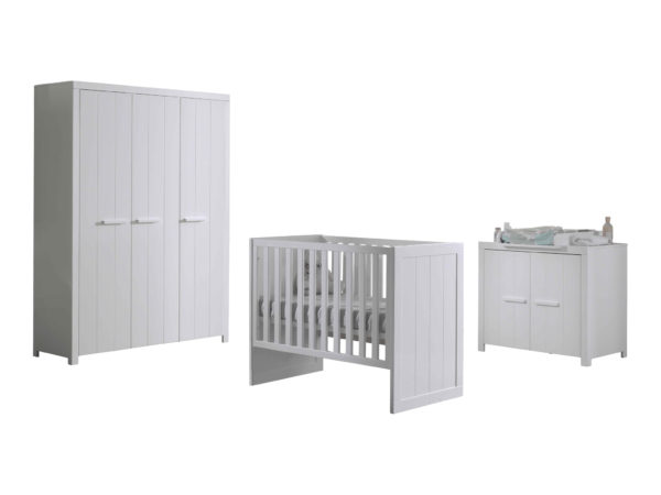 Praktisch babybed met commode, verzorgingstafel, en kledingkast met drie deuren