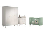 Billy set: witte ladekast, commode, driedeurskast en groen babybed