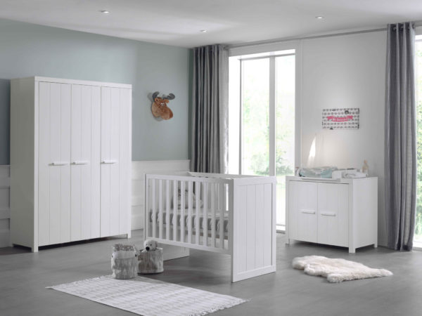 Praktisch babybed met commode, verzorgingstafel, en kledingkast met drie deuren - Afbeelding 2