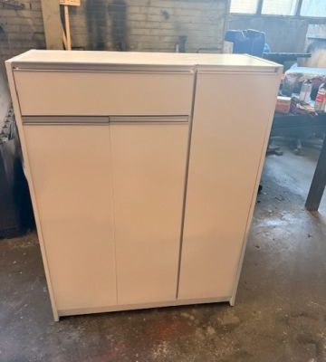 OUTLET! Kast met 3 deuren en een lade