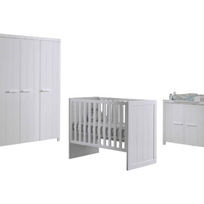 Praktisch babybed met commode, verzorgingstafel, en kledingkast met drie deuren